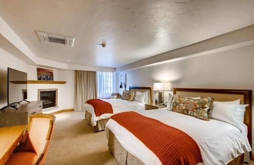 Vail Hotel | 2 Pet-Friendly Suites Steps from Slopes Fun & Cozy Gas Fireplaces - Parking!
