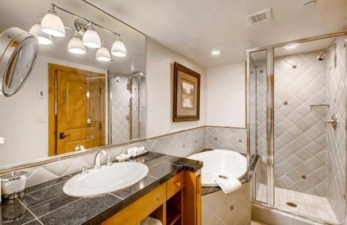 Vail Hotel | 2 Pet-Friendly Suites Steps from Slopes Fun & Cozy Gas Fireplaces - Parking!