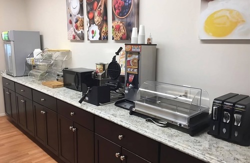 Window Rock Hotel | 2 Pet-friendly Units Near Navajo Nation Council Chambers! Pool Access & Hot Tub!