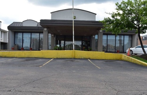 Melrose Park House | 2 Pet-friendly Units, Right on Budget! FREE Parking, Minutes to Thatcher Woods!