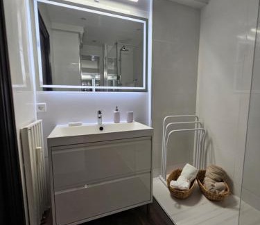 Cros-de-Cagnes Apartment | 2 pièces lumineux, proche plage, parking, clim, hippodrome