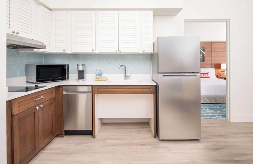 Park Shore House | 2 Pool View, Pet Friendly Suite with Full Kitchen!