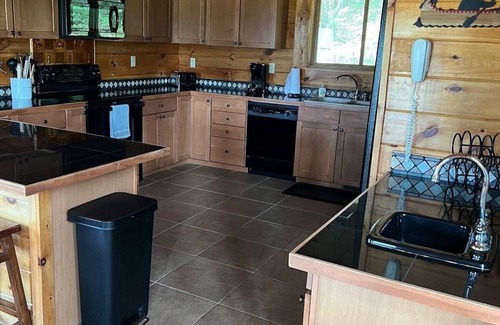 McGaheysville House | 2 Primary Suites - Spacious Log Home - Incredible Mountain Views and Location