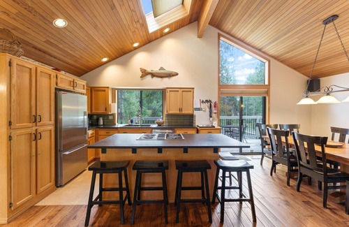 Sunriver House | 2 Quail Home Private Hot Tub, Steps from SHARC and short walk to the Sunriver Village by RedAwning
