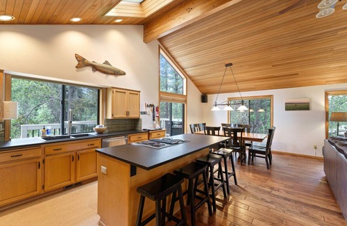 Sunriver House | 2 Quail Home Private Hot Tub, Steps from SHARC and short walk to the Sunriver Village by RedAwning