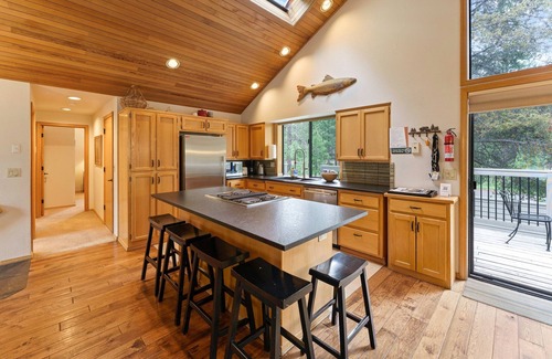 Sunriver House | 2 Quail Home Private Hot Tub, Steps from SHARC and short walk to the Sunriver Village by RedAwning
