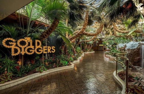 Laughlin House | 2 Queen Beds and Pet-Friendly! Outdoor Pool, Free Parking Onsite!