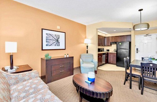 Florida Central Atlantic Coast Apartment | 2 Queen BR Condo Near Universal w Pool & Hot Tub