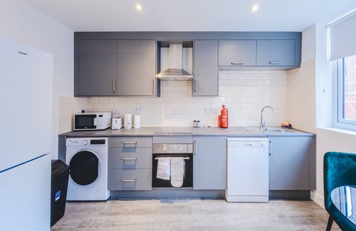 Swindon Apartment | 2 Regent Circus Apartment Central Location Long Stays