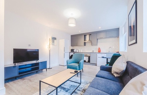 Swindon Apartment | 2 Regent Circus Apartment Central Location Long Stays