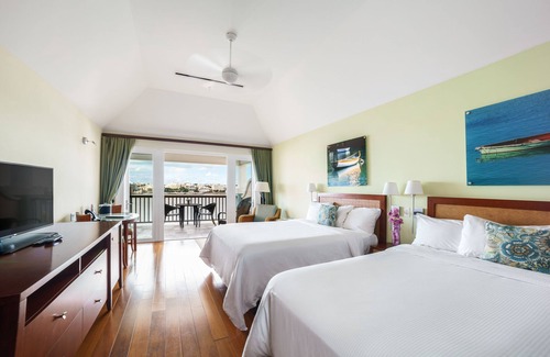 Paget Hotel | 2 Relaxing Units! Kitchen, Outdoor Pool, FREE Parking Close to Mermaid Beach!