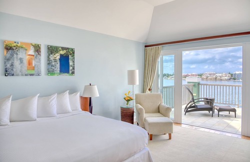 Paget Hotel | 2 Relaxing Units! Kitchen, Outdoor Pool, FREE Parking Close to Mermaid Beach!