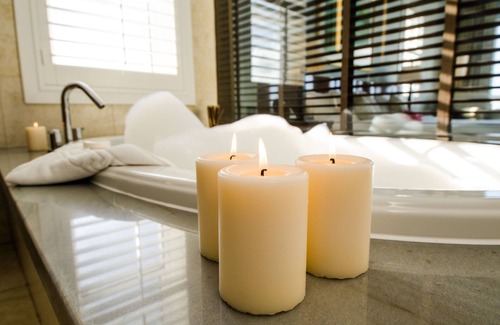 Paget Hotel | 2 Relaxing Units! Kitchen, Outdoor Pool, FREE Parking Close to Mermaid Beach!