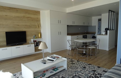 Les Sables d'Olonne Apartment | 2-room apartment facing the beach with balcony, equipped kitchen and TV