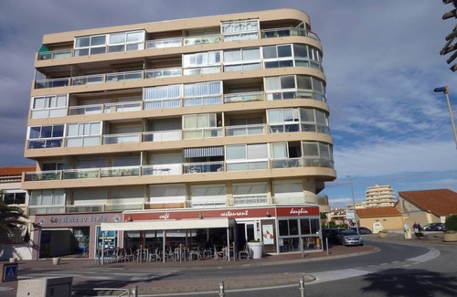 Le Port Apartment | 2-room apartment for 4, sea view, equipped kitchen, close to marina and shops
