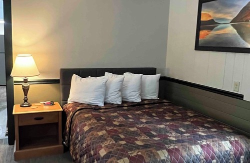 Lyndon Center Hotel | 2 room suite with kitchen at The Lodge at Great Falls