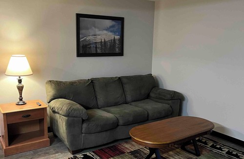 Lyndon Center Hotel | 2 room suite with kitchen at The Lodge at Great Falls