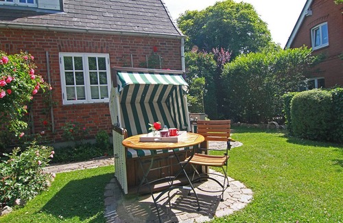 Westerland Apartment | 2-room vacation apartment on the 1st floor with beach chair in front of the house.