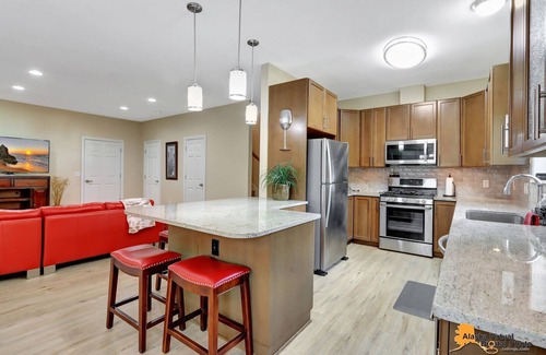 University Area Condo | 2 Spacious 4-bedroom condo in charming Anchorage with WiFi in UMED district