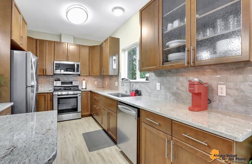 University Area Condo | 2 Spacious 4-bedroom condo in charming Anchorage with WiFi in UMED district