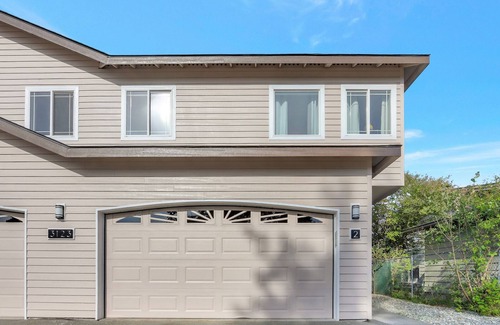 University Area Condo | 2 Spacious 4-bedroom condo in charming Anchorage with WiFi in UMED district