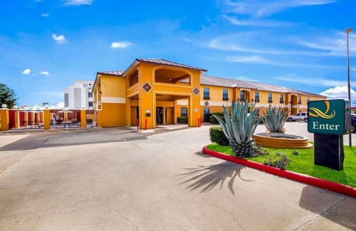 Bastrop Hotel | 2-Star Hotel ∙ Quality Inn Bastrop