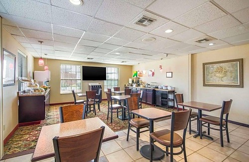 Bastrop Hotel | 2-Star Hotel ∙ Quality Inn Bastrop