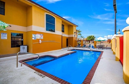Bastrop Hotel | 2-Star Hotel ∙ Quality Inn Bastrop