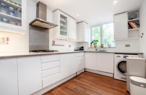 Larkhall Apartment | 2 story apt on the ground floor at Clapham north