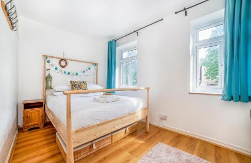 Larkhall Apartment | 2 story apt on the ground floor at Clapham north