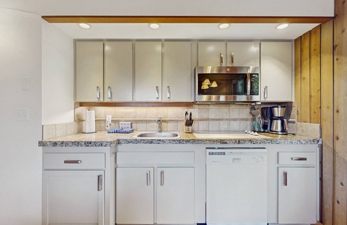 Century West Condo | 2-story condo near Mt Bachelor with hot tub, pool, grill, balcony, fireplace, AC