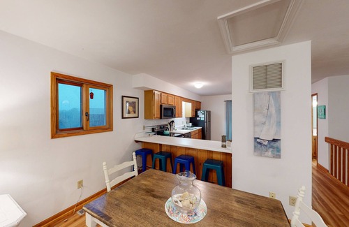 Duck Condo | 2-Story Condo near the Beach w/Outdoor Shower, Shared Pool & Tennis, Central AC