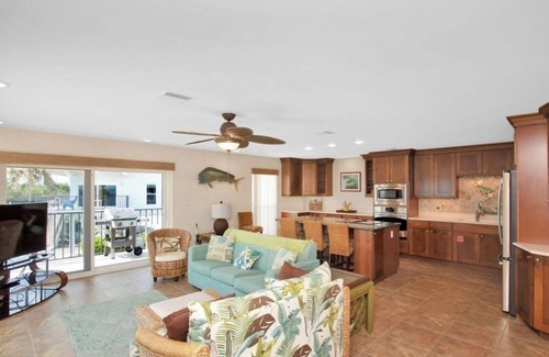Marathon Condo | 2 story condo with panoramic bay views and balconies!