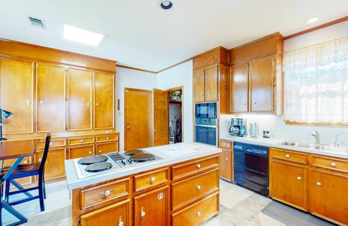 Kerrville House | 2-story home with covered patio, balcony, fireplace, streaming, great views, W/D