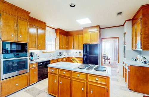 Kerrville House | 2-story home with covered patio, balcony, fireplace, streaming, great views, W/D