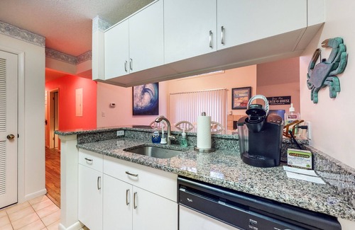 Bethany Beach Condo | 2-Story Sea Colony Condo w/Bikes, Fireplace, Shared Pools, Gym, Sauna, & Tennis