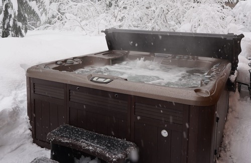 Hyak Cabin | 2-Story Ski-In Cabin w/Game Room, Electric Grill, & Private Hot Tub - Dogs OK