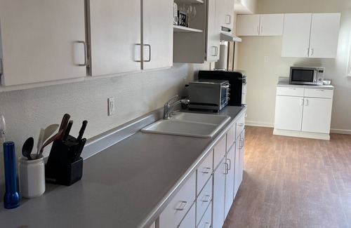 Bend House | 2-Story Spacious Guest House-1 bdrm-queen bed, full size futon & pullout couch