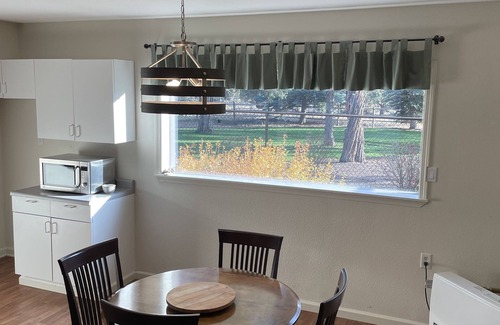 Bend House | 2-Story Spacious Guest House-1 bdrm-queen bed, full size futon & pullout couch