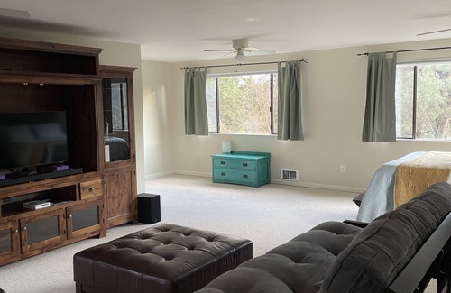 Bend House | 2-Story Spacious Guest House-1 bdrm-queen bed, full size futon & pullout couch