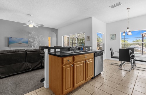 Highgate Park House | 2 Story Stylish Villa 4bd3bath Heated Pool Getaway