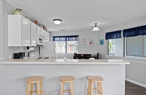 Miramar Beach Condo | 2 Swimming Pools, 7 Min Walk to Beach