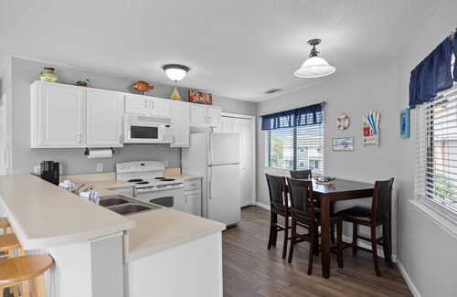Miramar Beach Condo | 2 Swimming Pools, 7 Min Walk to Beach