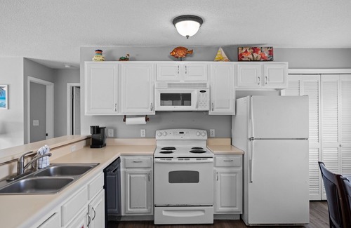 Miramar Beach Condo | 2 Swimming Pools, 7 Min Walk to Beach