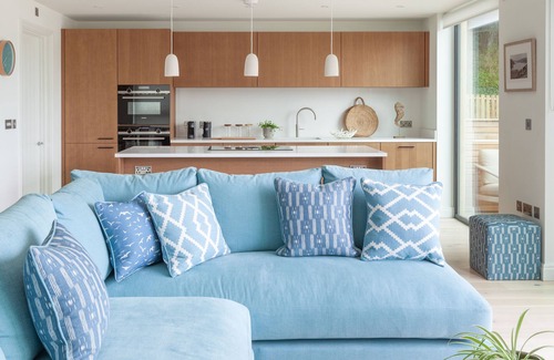 Salcombe Apartment | 2 The Reach - absolute beachfront - Sleeps 4