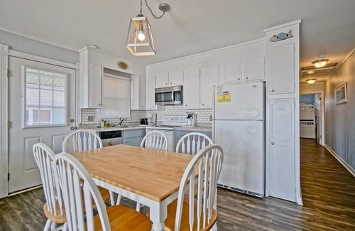 Long Beach House | 2 Tortugas West - Renovated Oceanfront Duplex by Pier w/King bed
