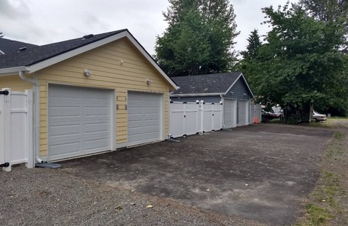 Renton House | ⁑ 2 Townhomes with Smart TV & Blackout Curtains
