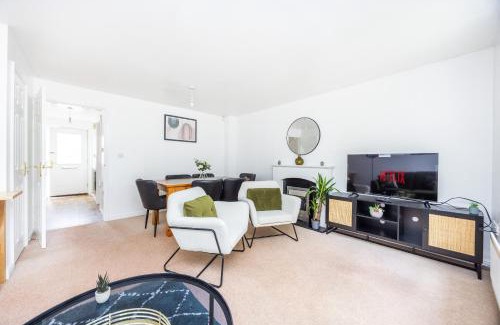 Langley Marish House | 2 Tracy Avenue