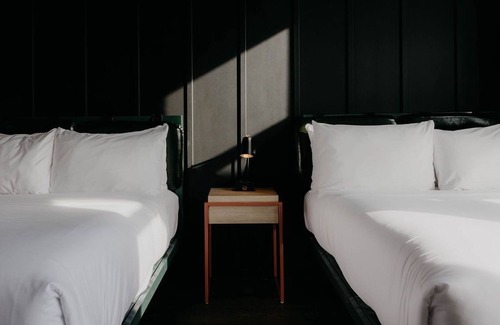 East Nashville Hotel | 2 Trendy Rooms w/Rooftop Bar and Curated Mini-Bars Near Nissan Stadium – 1 Mi.