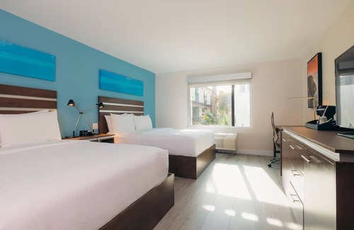 Harbor Hotel | 2 Twin Queen Rooms, The Cove Hotel, Heated Pool, Ready for Family Stay